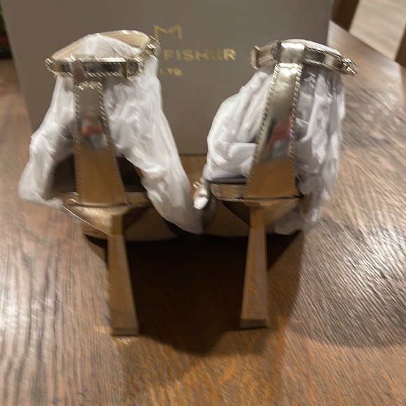 NIB Marc Fisher “Karima” Gold ankle strap sandal. - Picture 7 of 10